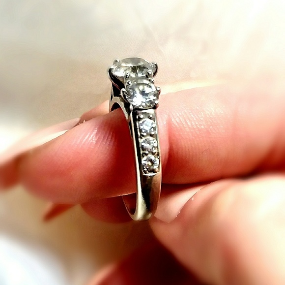 Ladies size 8 .925 Silver ring - Picture 2 of 5